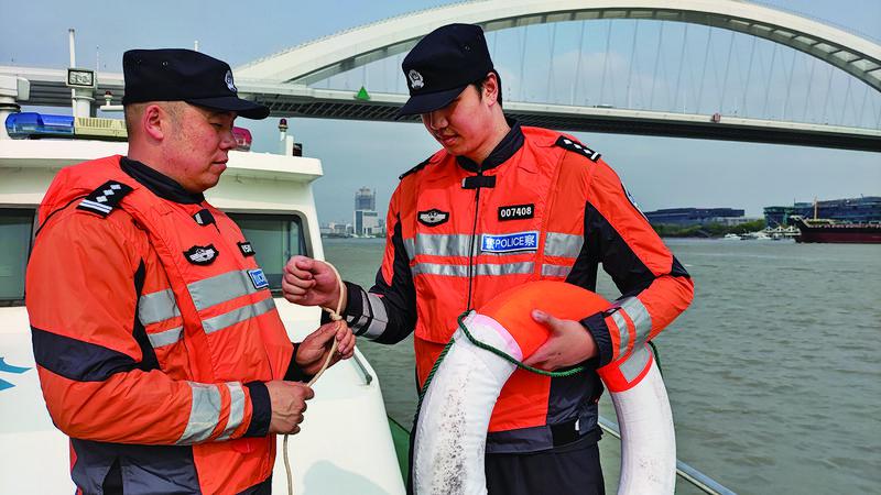 蒋海琦(右)拿着救生装备准备救人. 受访者供图