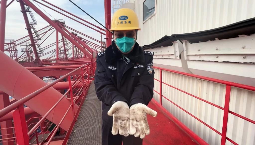 工作在离地50米的消防民警