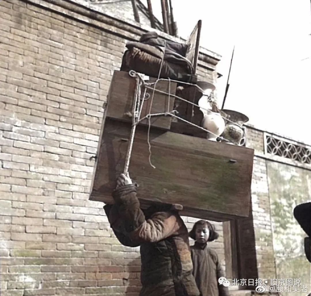 1940年代,扛家具的"窝脖儿"