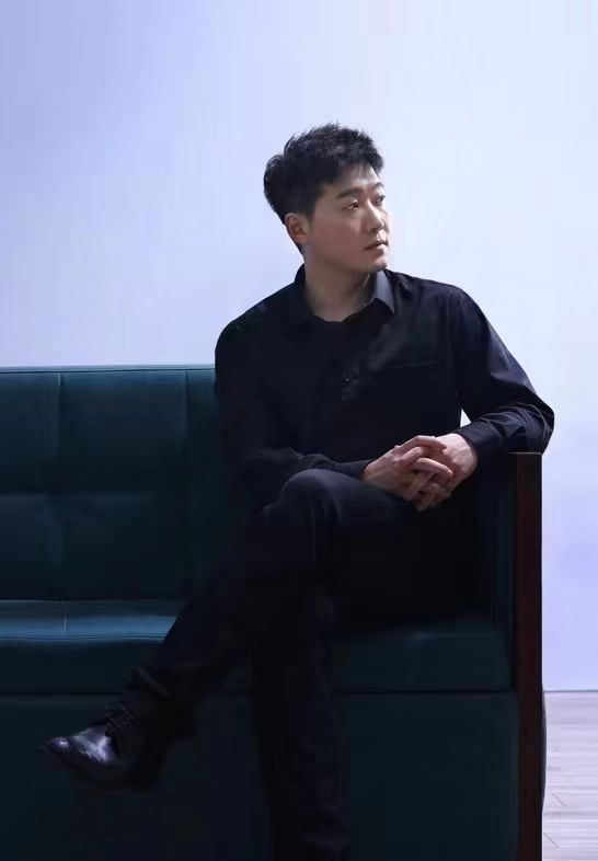 饰范希园该剧演职人员实力强大,有北京人民艺术剧院舞美设计师王威