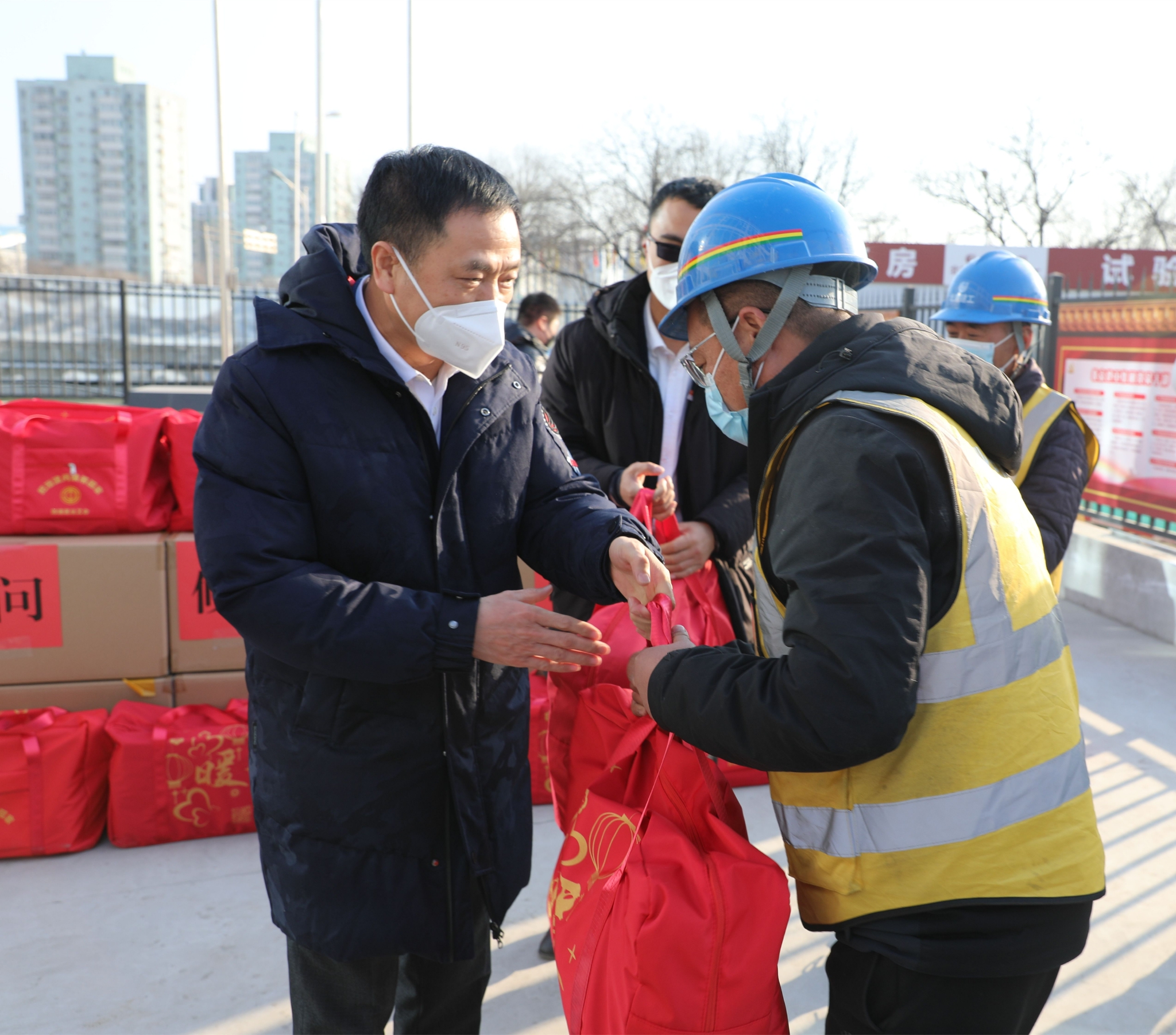 把问候带回家!海淀总工会启动慰问活动|一线_新浪新闻