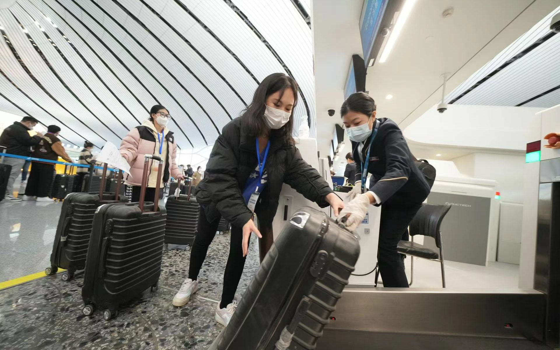 模拟演练环节,旅客进行托运行李.新京报记者 陶冉 摄