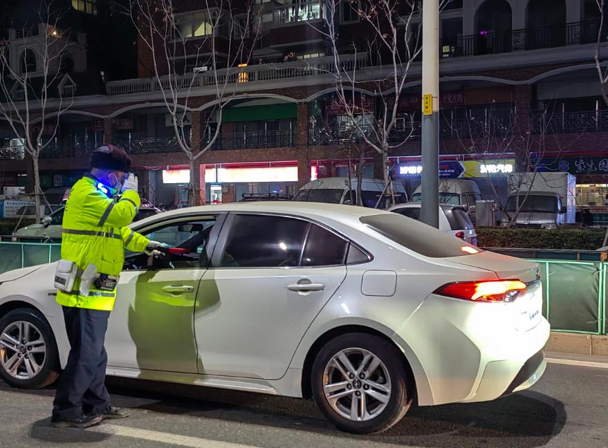 通州交通支队潞河大队警长杨志向司机敬礼准备测酒