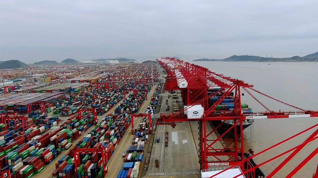 航拍上海洋山港码头.新京报记者 俞金旻 摄