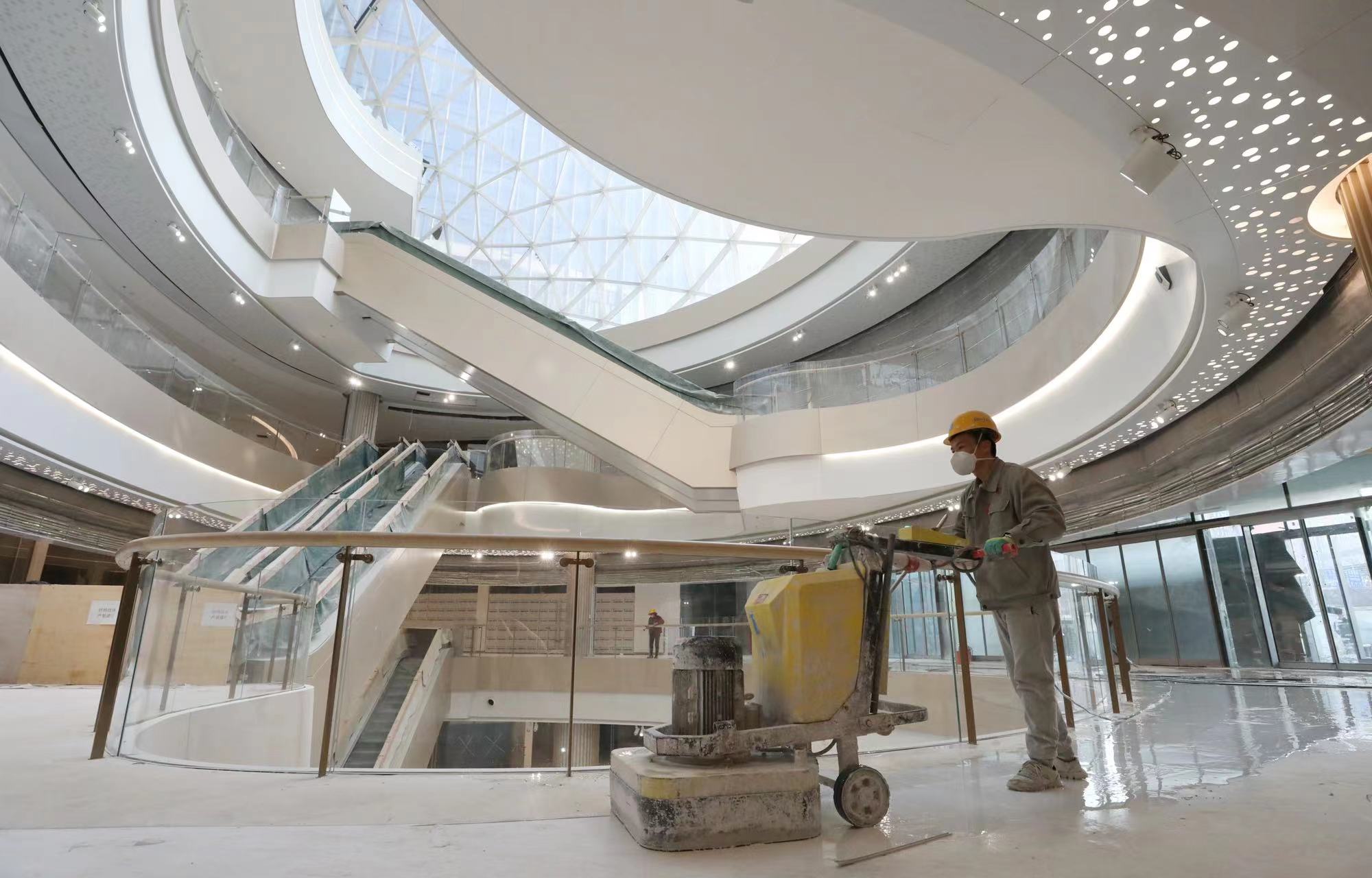 中庭半椭圆状采光顶让室内更加通透明亮.&nbsp; 新京报记者 王飞 摄