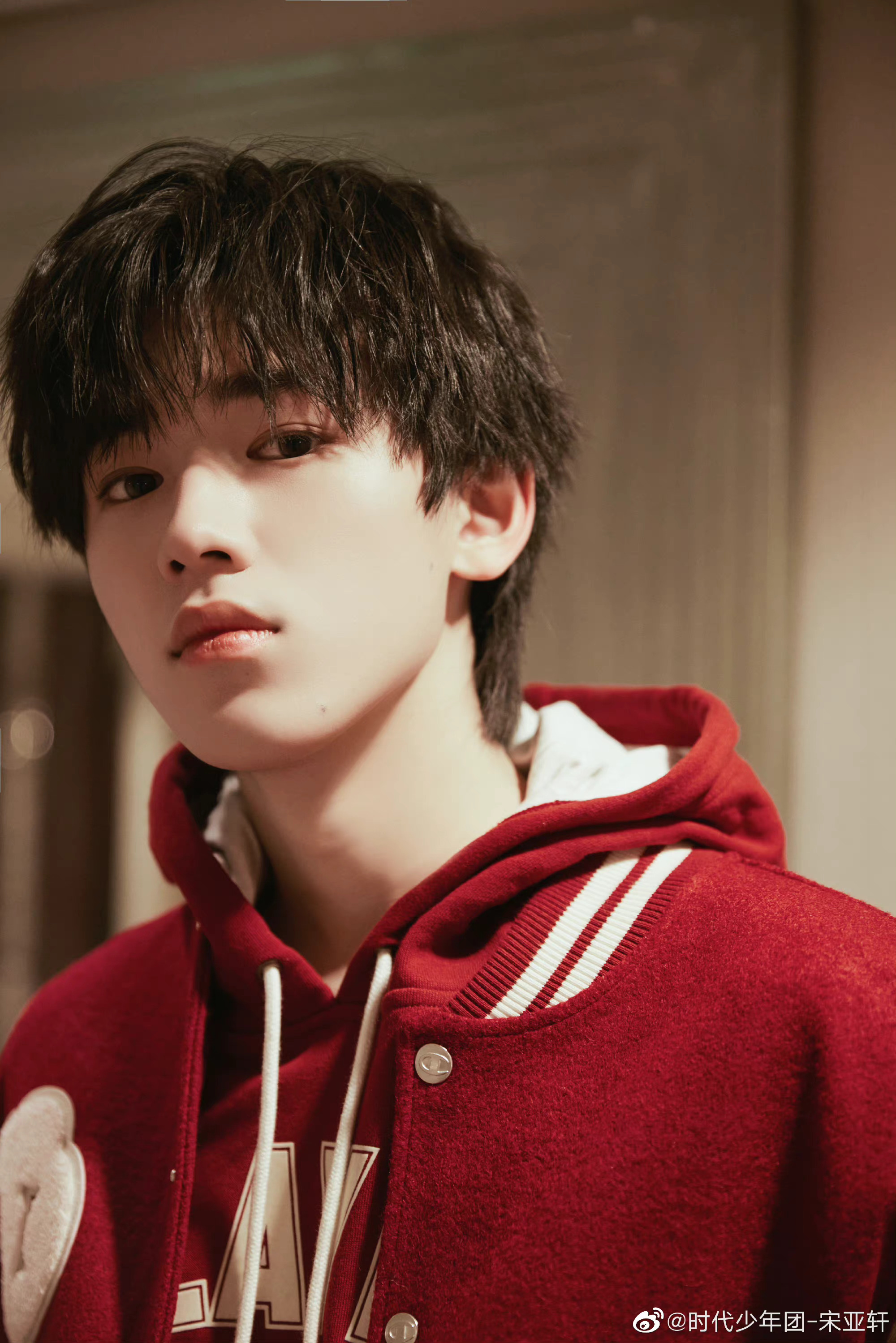 宋亚轩|棒球服|红色_新浪新闻