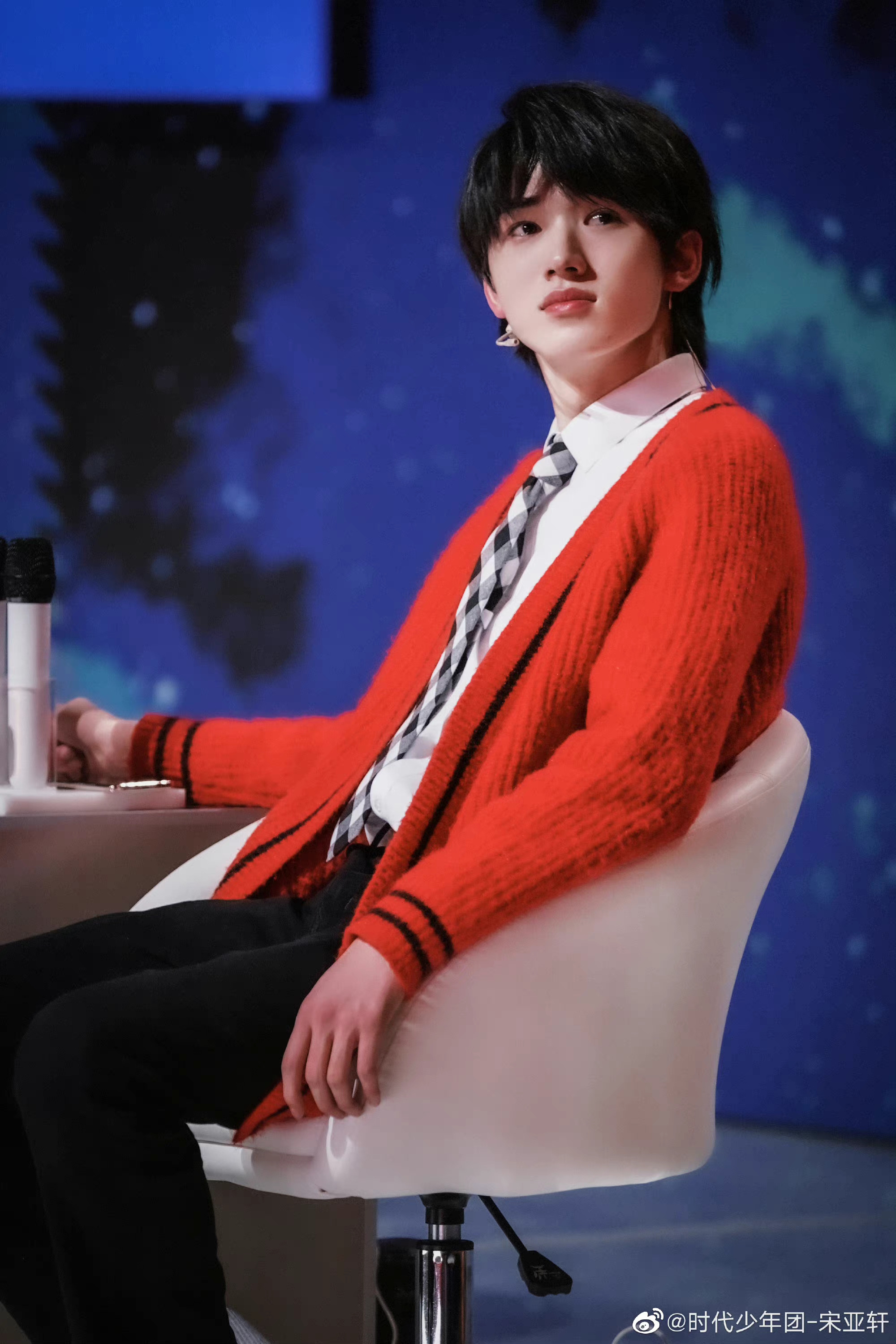 宋亚轩|棒球服|红色_新浪新闻