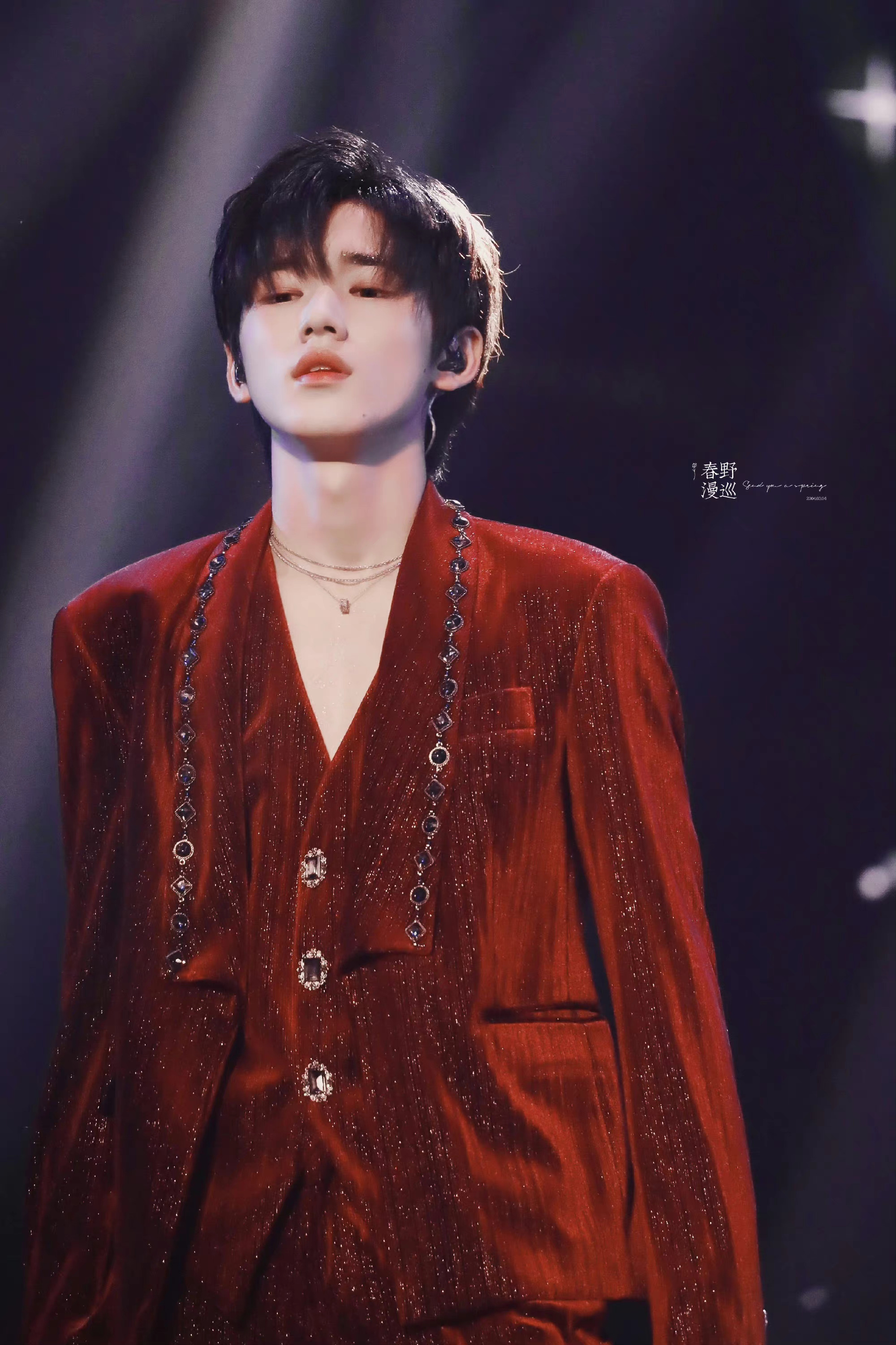 宋亚轩|棒球服|红色_新浪新闻