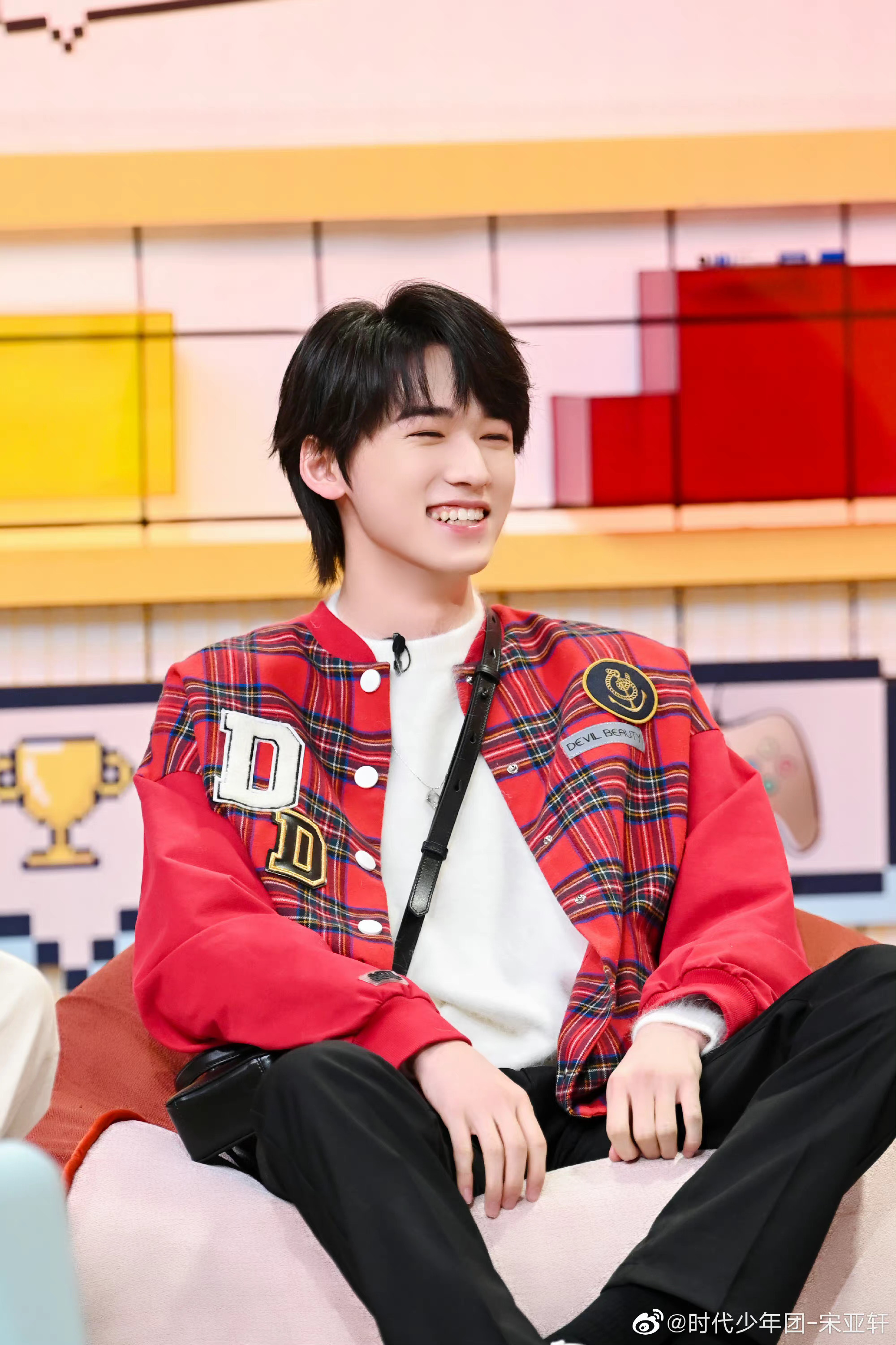 宋亚轩的"定格新轩"红色棒球服造型太好看啦!|宋亚轩|棒球服|红色_新