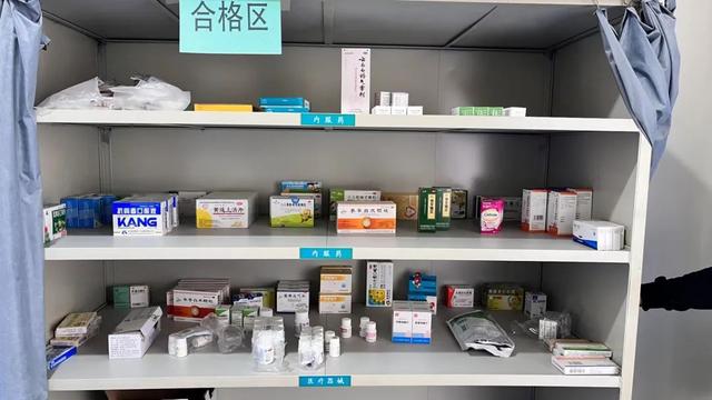 云南省安宁市八街街道凤仪村卫生室药柜上摆的药品.