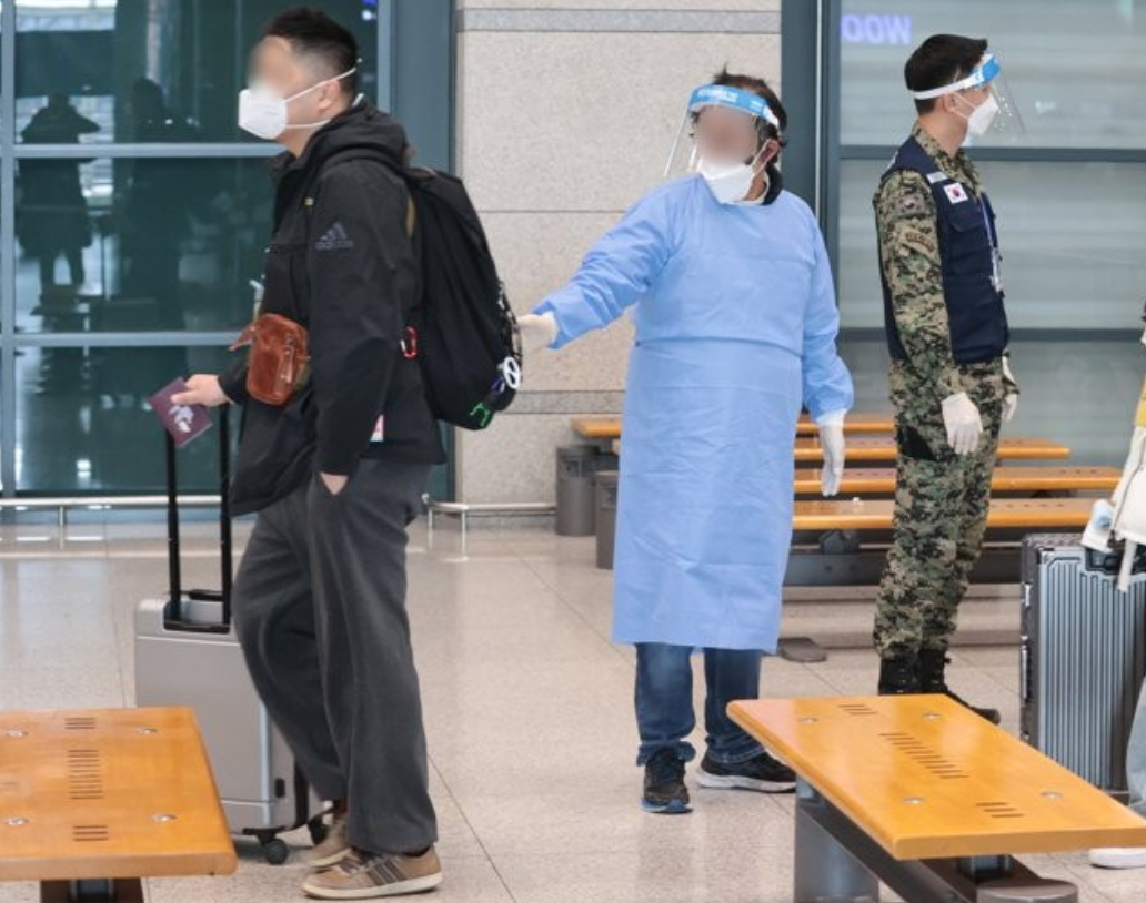 1月9日，中国旅客自仁川机场入境韩国。图自韩媒