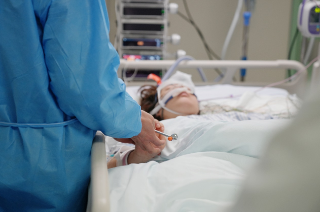 在重症监护室(icu)的重症脑炎患者