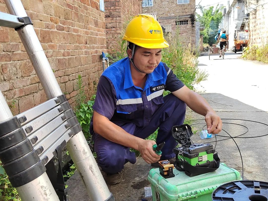 中国电信智慧工程师在实施千兆光宽带进村入户工程中熔接光纤.