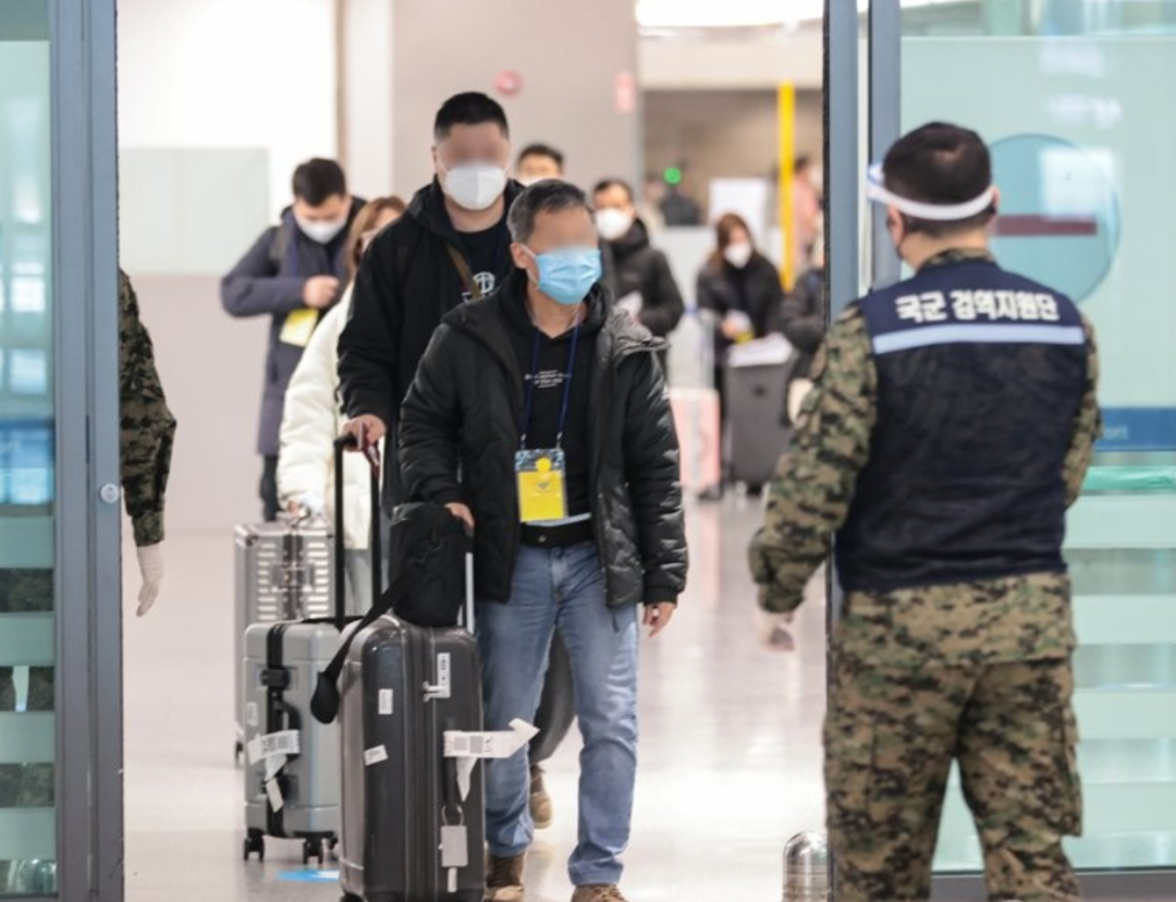1月9日，中国旅客自仁川机场入境韩国。图自韩媒