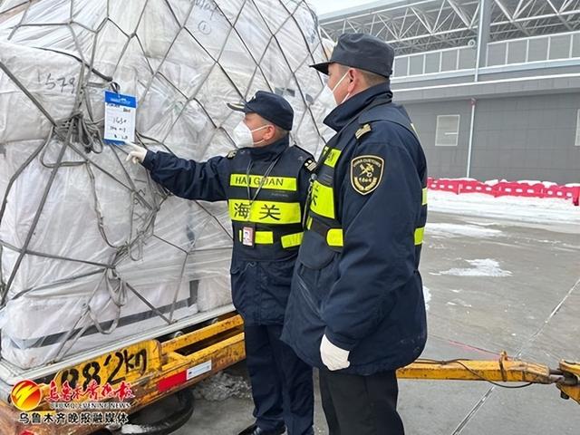 　　乌鲁木齐地窝堡机场海关现场关员正在监管跨境电商全货机货物。通讯员刘奕鸽摄