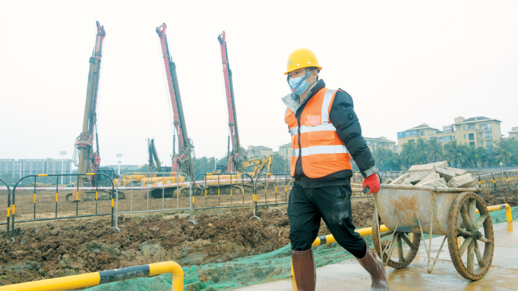 建筑工人正在施工现场忙碌.康登淋 摄