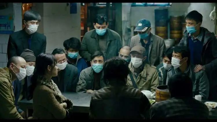 果果决定从&ldquo;代购&rdquo;手中买&ldquo;小绿盒&rdquo;时，家中89岁的老人已经发烧多日。/《我不是药神》剧照