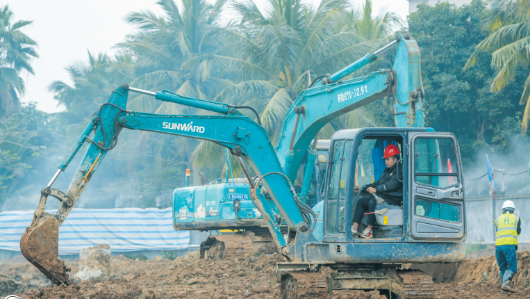 海口市职工活动中心项目工地现场,一派热火朝天的施工场景.