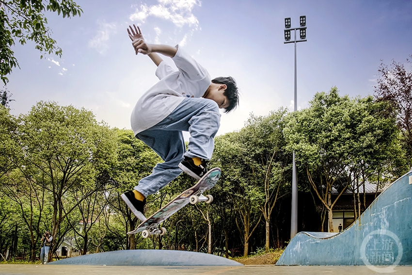 《跃动的滑板》 刘晓东 摄