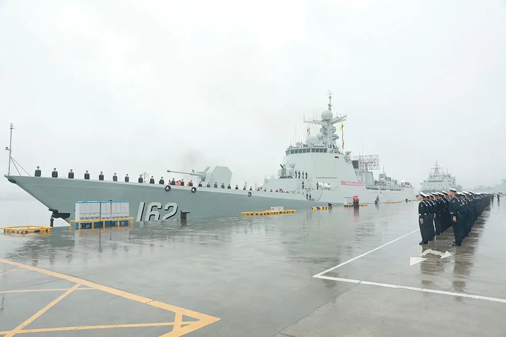 1月10日,中国海军第43批护航编队从广东湛江某军港解缆起航,官兵代表