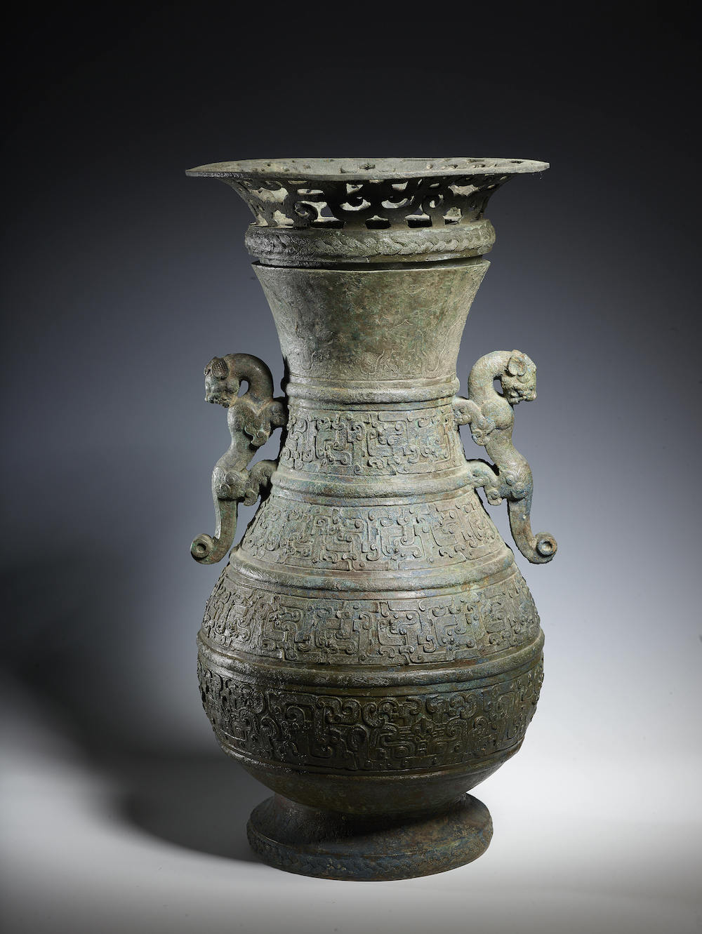 展览还介绍了商周时期铸造青铜器使用的"模范浇铸法",以东周时期侯马