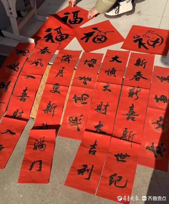 两位书法大咖现场写福字、题春联,济南道沟村的年味儿来了|书法家|书法|济南市_新浪新闻