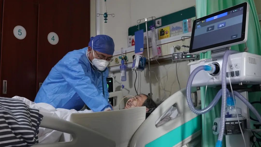 1月9日下午,北医三院呼吸与危重症医学科主任孙永昌在亚重症一病房