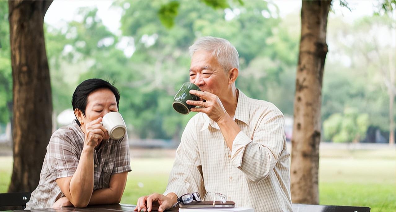 中老年人应该每天保证1700毫升的饮水量,也可以适当喝一些淡茶和养生