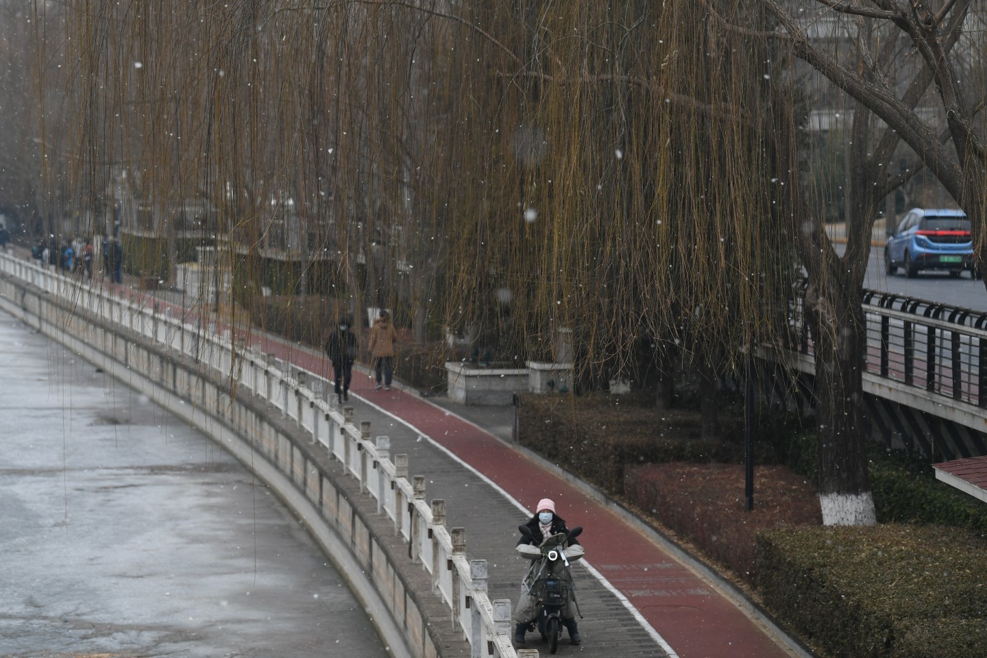 北京初雪驾临,河说念变得雪白。 新京报记者 王颖 摄