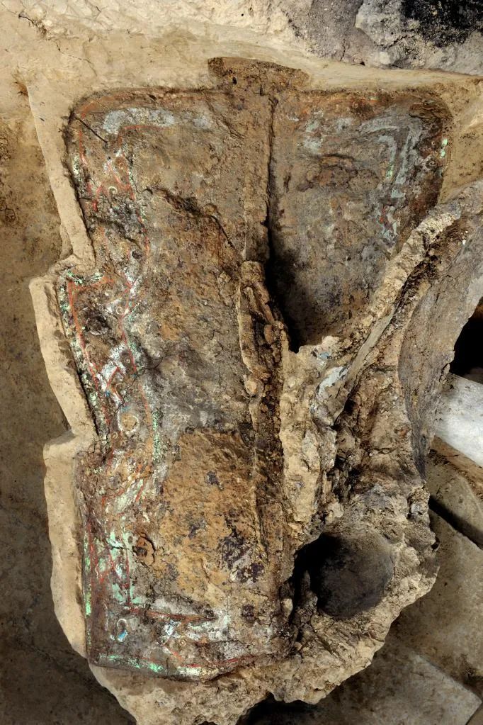 ▲这是一号坑第三次考古发掘发现的盾。