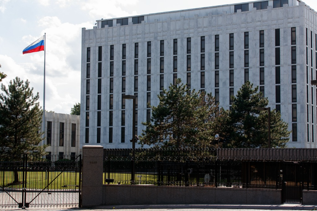 资料图片：在美国首都华盛顿拍摄的俄罗斯驻美国大使馆外景。新华社发（沈霆摄）