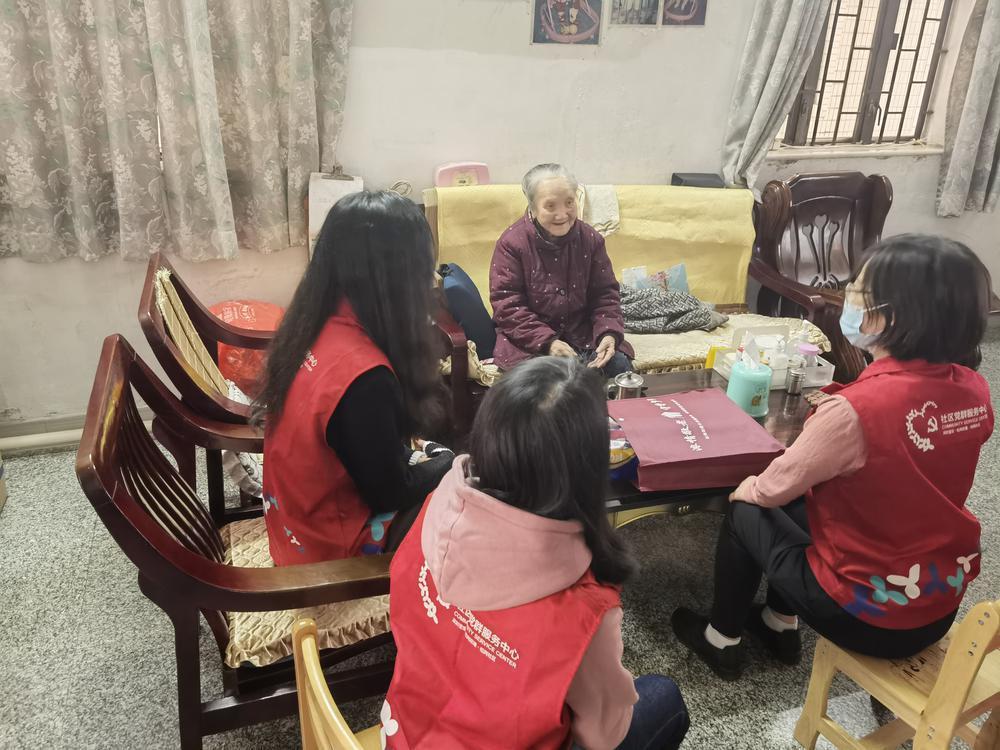 深圳宝安松岗社区走访关怀高龄独居老人传递温情|深圳市|宝安区|广东省|志愿者|社工_新浪新闻