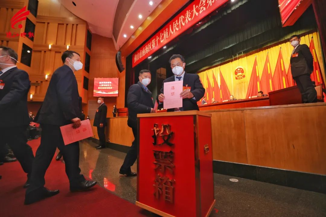 人大代表现场投票.珠江时报全媒体记者 黄永程 摄