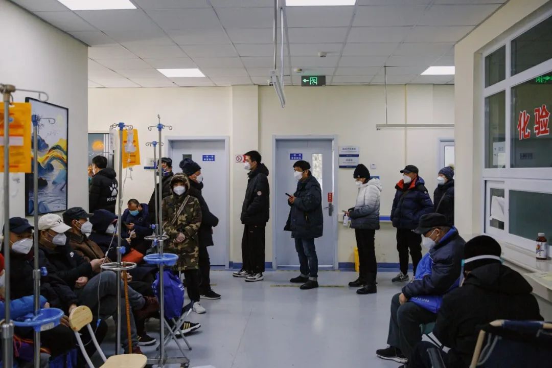 2022年12月31日,北京大学首钢医院发热门诊,患者排队看病.