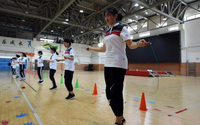 资料图:初三年级学生在体育课上练习跳绳.图/新华社