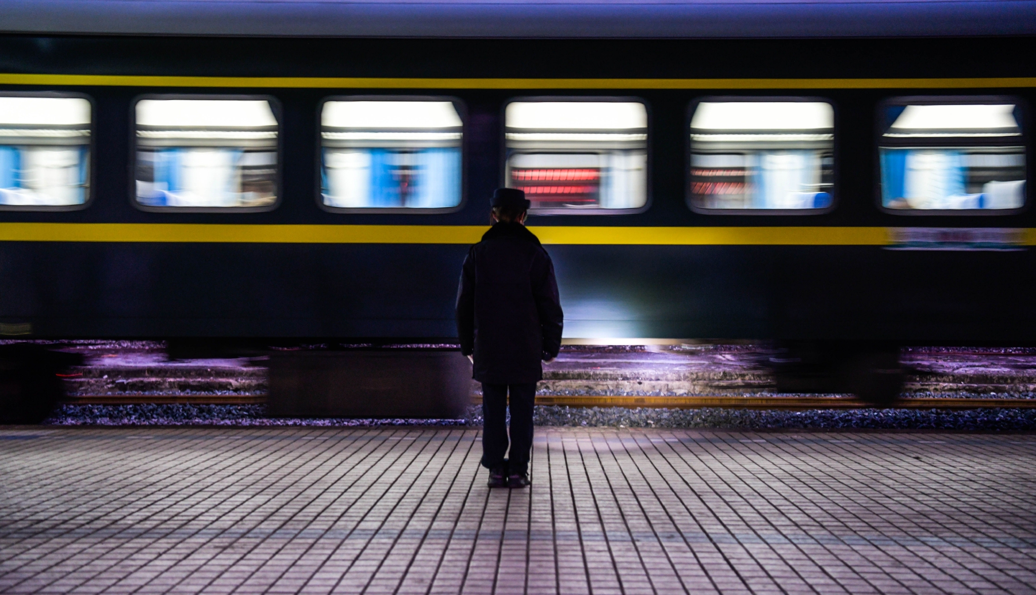 1月10日,在贵州镇远站,车站工作人员在站台送别5640次列车.