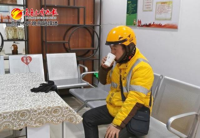 美团骑手在快递(外卖)小哥爱心驿站喝水.资料图片