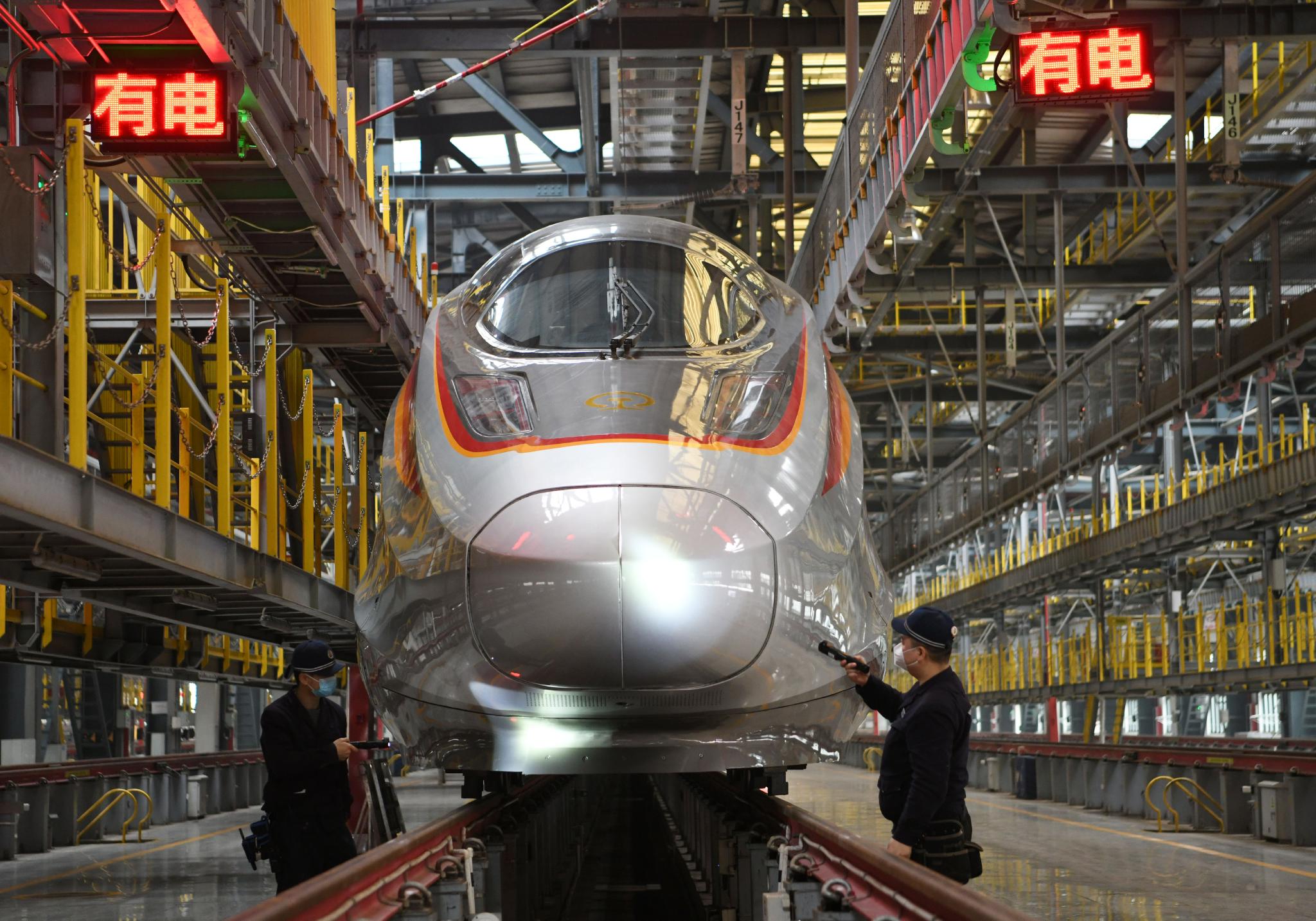 1月12日,南铁南昌车辆段的工人们正在对"复兴号"智能动车组进行检修.