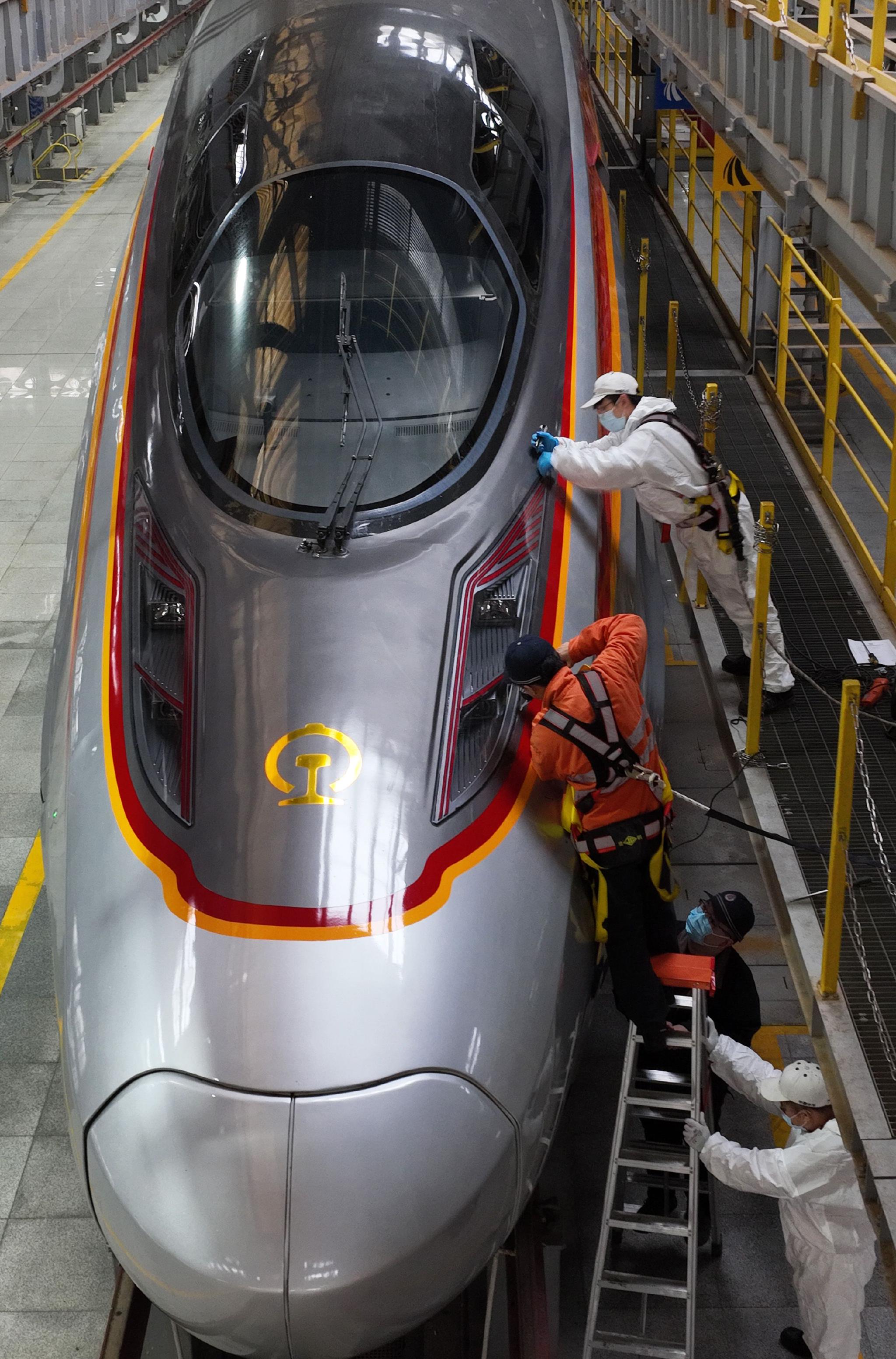 1月12日,南铁南昌车辆段的工人们正在对"复兴号"智能动车组进行检修.