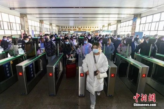 2023年春运拉开帷幕。 中新社记者 韦亮 摄