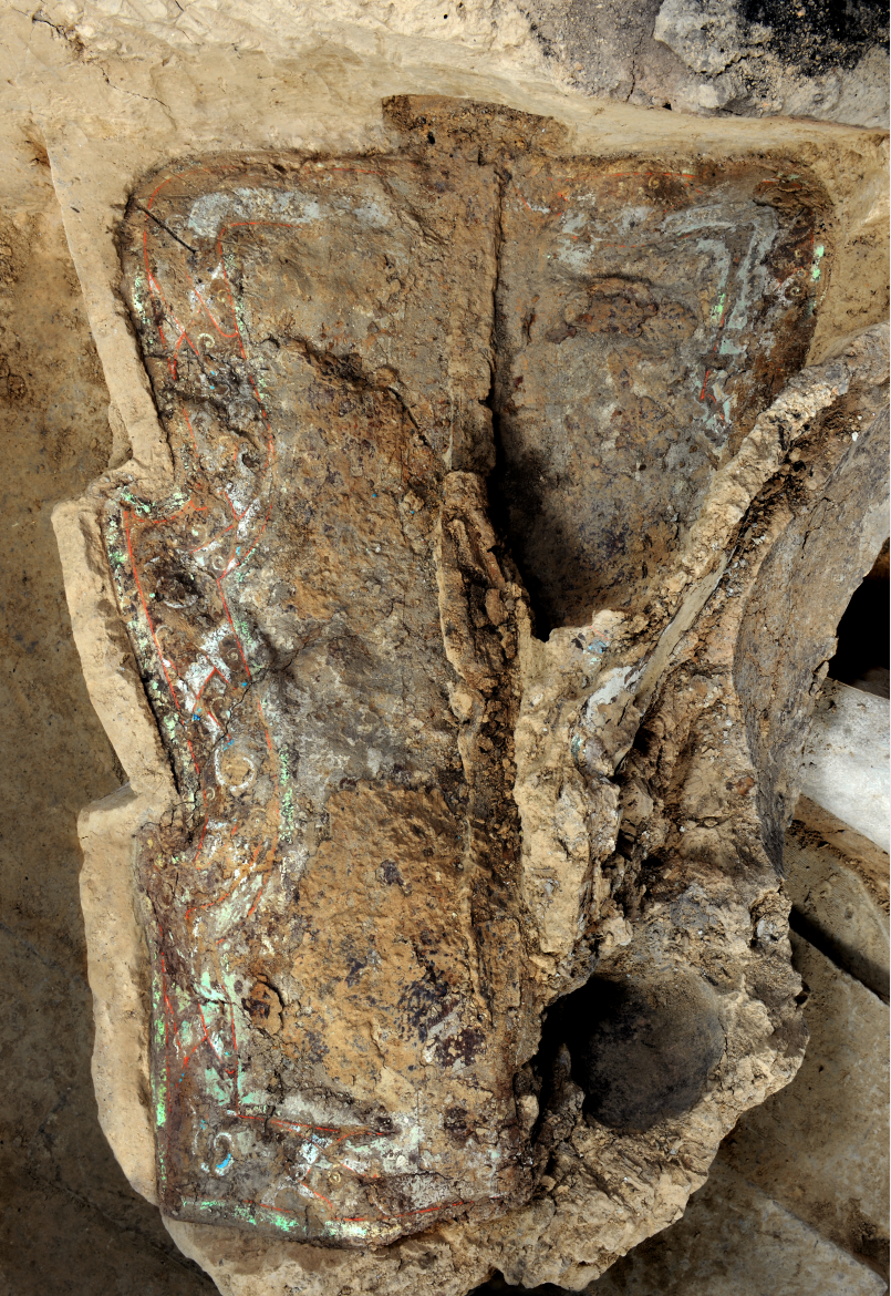 这是一号坑第三次考古发掘发现的盾