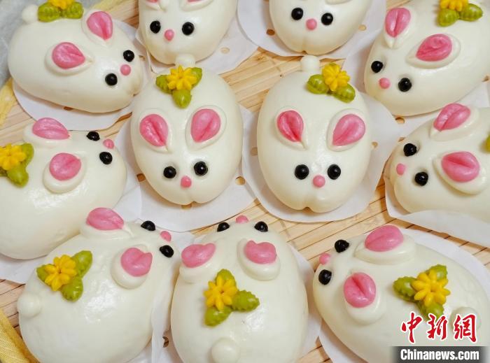 (新春走基层)花馍添年味 生肖闹新春:秦皇岛宝妈巧手蒸"新年兔"花馍