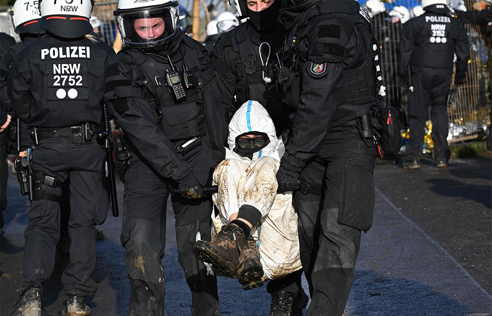 早安·世界|也门冲突第八年:冬季让流离失所者面临生存挑战|也门_新浪