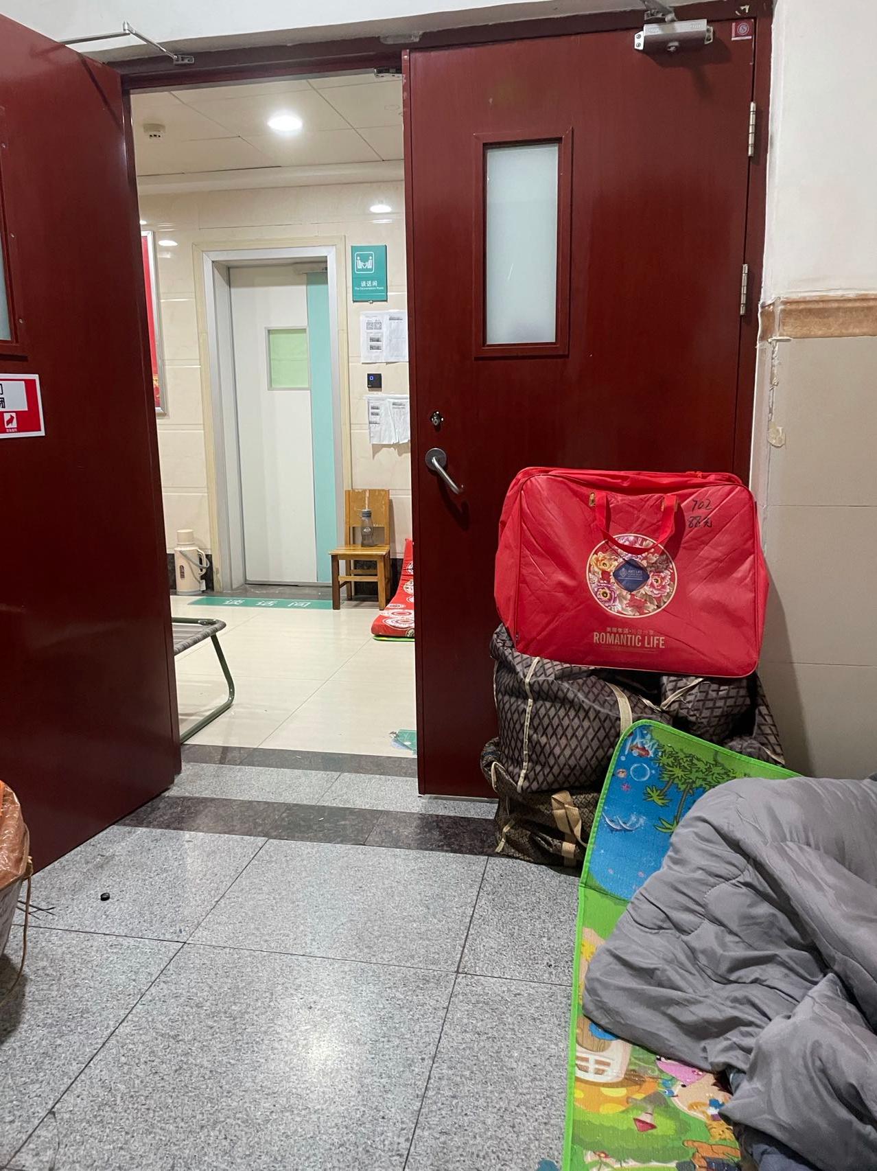 重症病房外一个12岁女孩的父亲在等待