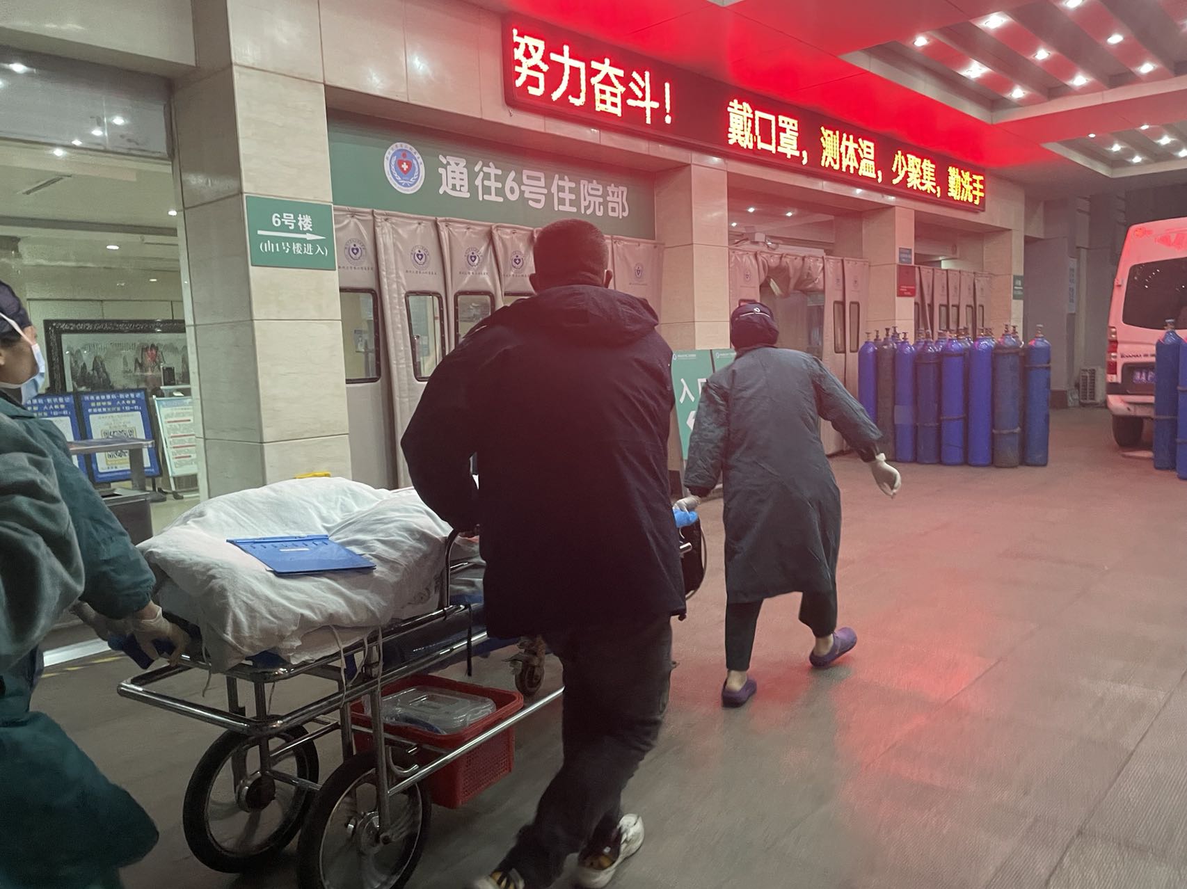 重症病房外一个12岁女孩的父亲在等待