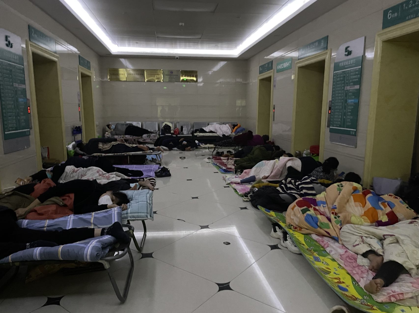 重症病房外一个12岁女孩的父亲在等待