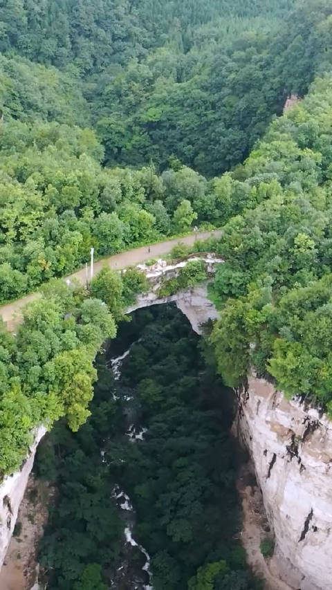 贵州六盘水的水城天生桥是世界上最高的天生桥桥高135米
