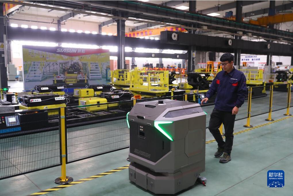 沈阳新松机器人自动化股份有限公司的工程师在车间调试工业清洁机器人