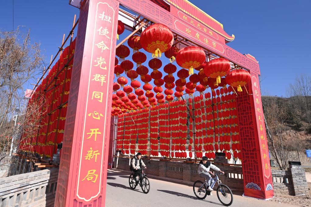 这是1月10日在渭源县田家河乡元古堆村拍摄的灯笼彩门.