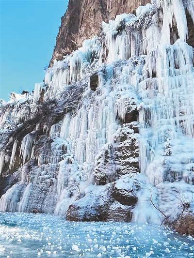 本报记者 郭畅冬季的山西通天峡,昔日飞流直下的瀑布停止了喧闹,像